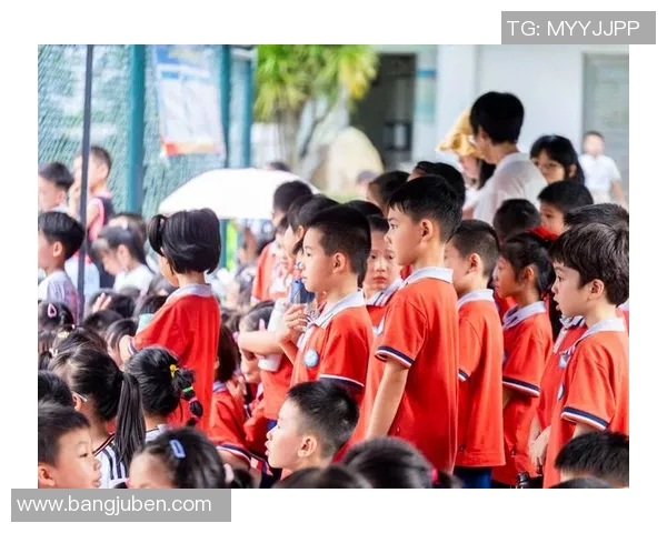 在阳光下奔跑的小学足球场见证孩子们的成长与梦想